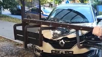 В Калининграде водитель Renault не смог затормозить и сбил мать и ребёнка, стоявших на остановке