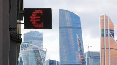 Впервые с июля 2020 года: курс евро опустился ниже 85 рублей