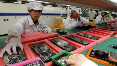 Несколько поставщиков Apple и Tesla приостановили производство в Китае