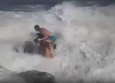 Жена засняла на видео смерть мужа, который спасал девушку в штормовом море