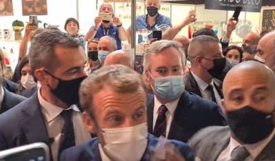 Со словами "Да здравствует революция" житель Франции бросил в президента яйцо (ВИДЕО)