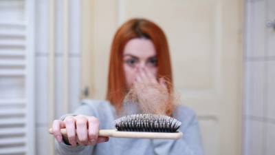 Врач Нагайцева посоветовала пройти обследование у трихолога при выпадении волос после COVID-19