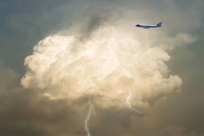 Молния ударила в самолет, летевший из Екатеринбурга в Сочи