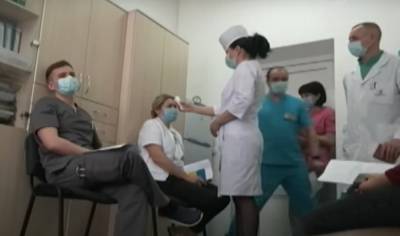 Украинцев готовят к обязательной вакцинации, кого это коснется: перечень профессий
