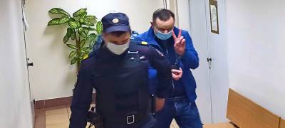Обвиняемый в коррупции экс-спикер Петросовета показал знак «победы» прессе