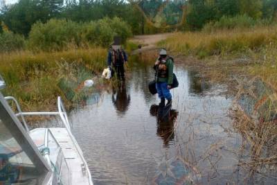 Спасатели эвакуировали рыбаков, оставшихся без лодки на острове в Ладожском озере