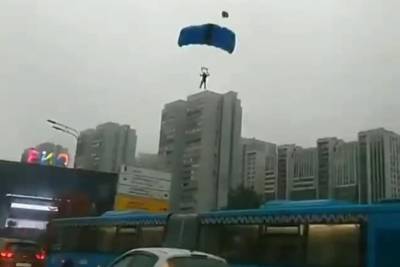 Задержан третий из пяти парашютистов, спрыгнувших с московской высотки
