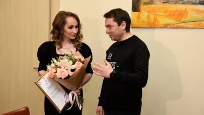 Мурманский губернатор передал мандат депутата пианистке Анне Гришко