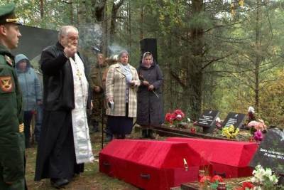 Останки 19 красноармейцев торжественно захоронили в Выборгском районе