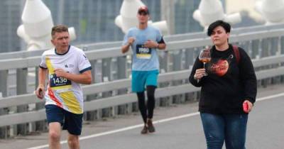 Женщина с бокалом вина приняла участие в марафоне во Владивостоке