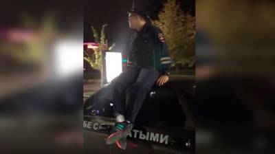 Воронежец в костюме сотрудника ДПС прокатился на крыше машины: появилось видео