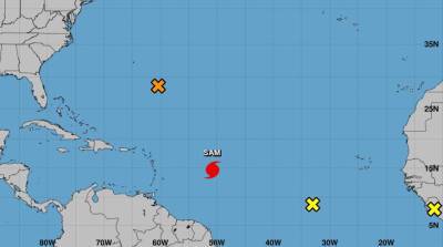 Ураган четвертой категории "Сэм" в Атлантике достиг пика интенсивности