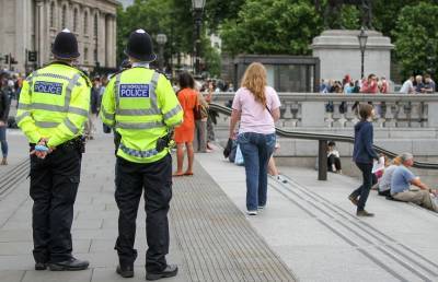 В Лондоне арестовали более 50 экоактивистов, приклеивших себя к асфальту
