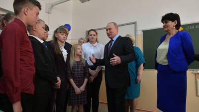 Путин поручил сократить число проверочных работ в школах и усовершенствовать оплату труда учителей
