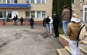 Очередь для пациентов с температурой возле поликлиники в Новополоцке растянулась на улицу