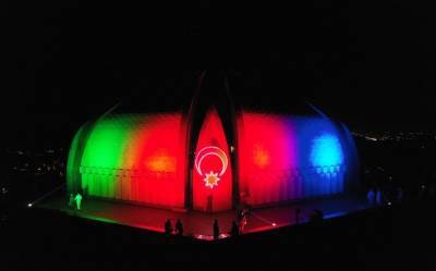 Пакистанский монумент освещен цветами азербайджанского флага