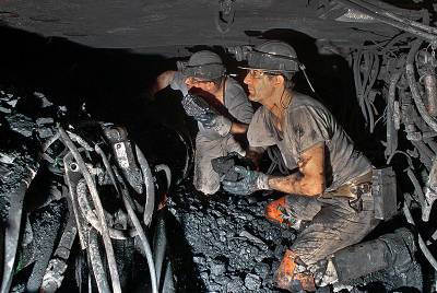 На шахте в Канаде под землей застряли около 40 человек