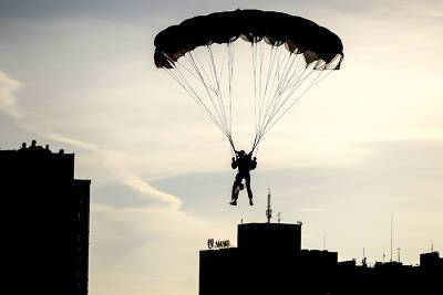Арестован третий парашютист, прыгнувший с высотки в Москве
