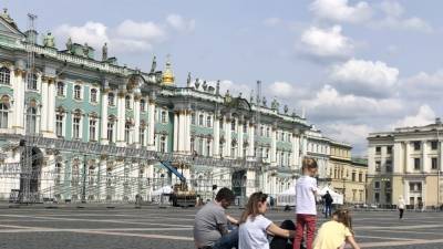 Полицейские задержали трех запряженных в карету девушек в центре Петербурга