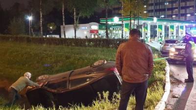 В Москве полицейский пикап вытаскивал перевернувшийся Hyundai из кювета
