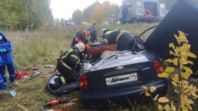 В Костромской области смертельное ДТП — легковой автомобиль заехал под КАМАЗ