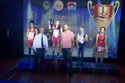 Три медали завоевали юные сахалинки на всероссийском турнире по спортивной борьбе