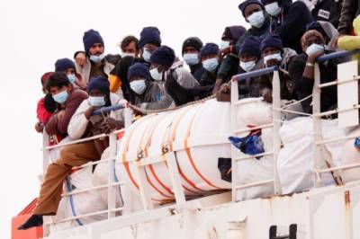 На итальянский остров Лампедуза прибыли более 500 мигрантов