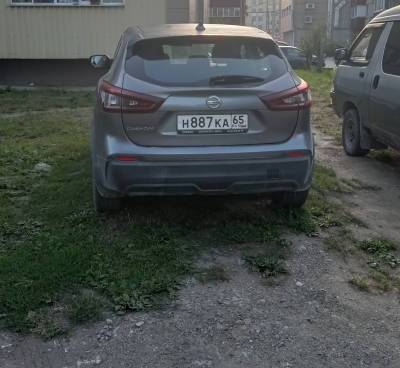 В Южно-Сахалинске владельца служебного авто оштрафуют на 150 тысяч за парковку на газоне