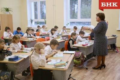 Владимир Путин поручил сократить число проверочных в школах
