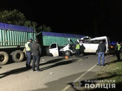 В Николаевской области столкнулись микроавтобус и два грузовика. Четверо человек погибли