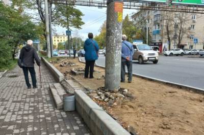 На остановке в Хабаровске убрали скамейки и тротуарную плитку