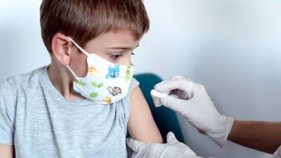 Приближается вакцинация детей от 5 лет: все о побочных эффектах и дозировке прививки Pfizer