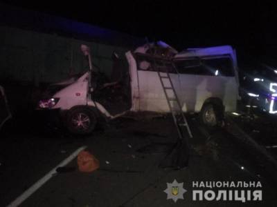 На Николаевщине микроавтобус столкнулся с грузовиком, погибли 4 человека