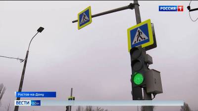 В Ростове автобус проехал на красный сигнал светофора и врезался в легковушку