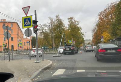 В результате ДТП на перекрестке в Московском районе покосился светофор