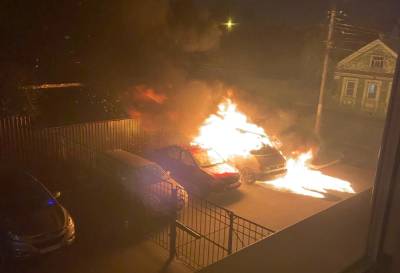 В Твери ночью сгорели три автомобиля