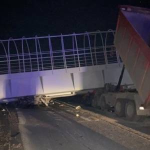 В РФ пешеходный мост обрушился на автомобили: есть погибшие. Фото