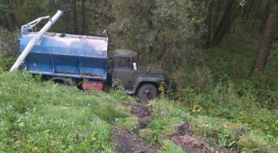 В Климовичском районе при буксировке грузовик съехал в кювет и опрокинулся