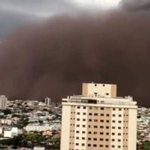 Город в Бразилии накрыла песчаная буря. Видео