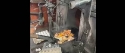 «Покупаю паровоз!»: Сеть насмешило видео, как машинисты с Гайворона жарят яичницу на лопате в печке поезда