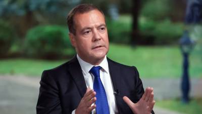 Медведев прокомментировал сокращение числа партий в России