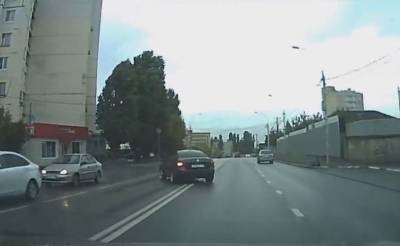 В Липецке водитель проехался по двойной сплошной и попал на видео