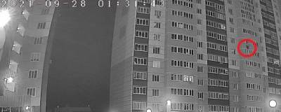 В Оренбурге из окна многоэтажки выпала и разбилась девушка