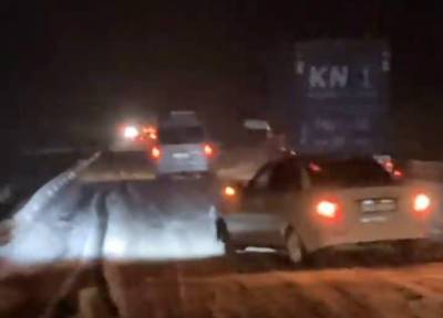 На трассе в Башкирии снегопад парализовал движение