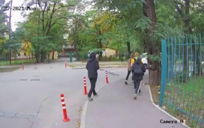 Ограбление подростка в Киеве попало на видео