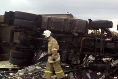 На трассе в Ростовской области перевернулся грузовик