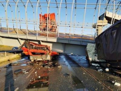 На трассу Пермь-Екатеринбург обрушился мост: погибли два водителя