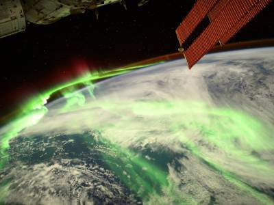 Астронавт сделал потрясающую фотографию полярного сияния над Землей