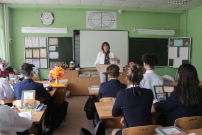 Путин поручил сократить число проверочных работ в школах