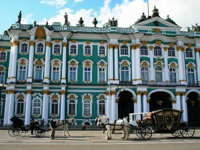В Петербурге трех девушек запрягли вместо лошадей в карету (видео)